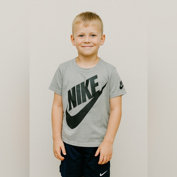 Gear Up Your Little Athlete with the Nike Boys' Sportswear Graphic T-Shirt! 🏃‍♂ - Picture 7 of 7